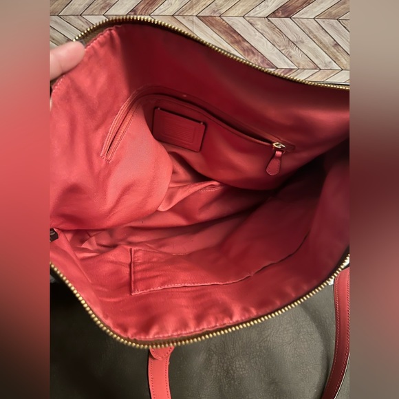 Coach Gallery Tote In Signature Canvas - Picture 6 of 8